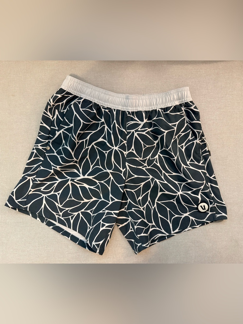 Vuori Leaf Patterned Performance Short - Black and White Size Small